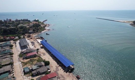 Cảng cá Cửa Tùng là cảng cá chỉ định, nhưng sau nâng cấp vẫn chưa bàn giao được vì chưa có hệ thống xử lý nước thải. Ảnh: Hưng Thơ