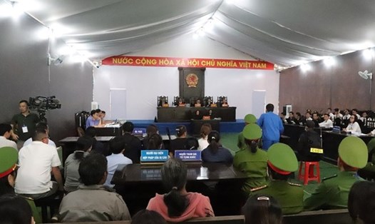 Quang cảnh phiên xét xử 100 bị cáo trong vụ tấn công 2 trụ sở xã tại địa bàn tỉnh Đắk Lắk. Ảnh: Công Lý