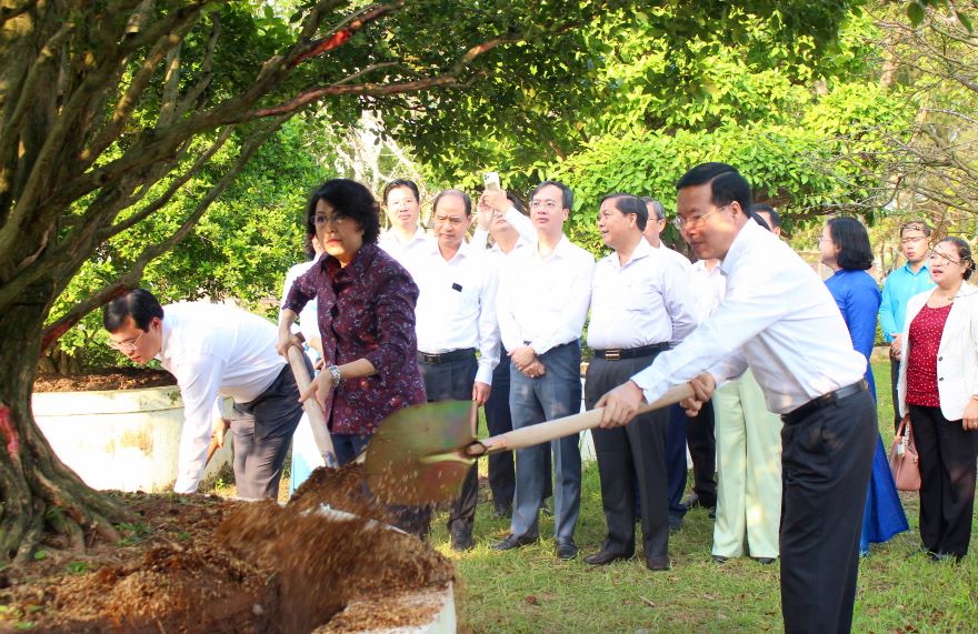 Đoàn công tác trồng cây lưu niệm tại Khu di tích Cụ Phó bảng Nguyễn Sinh Sắc.