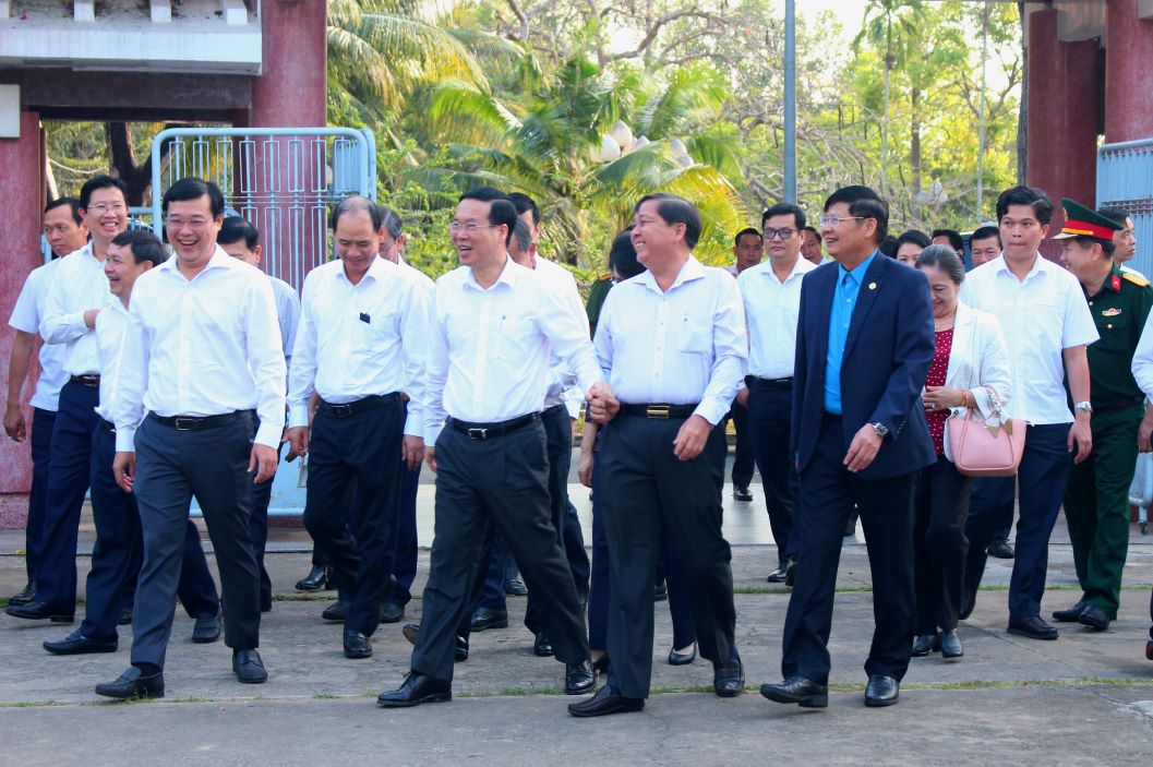 Sáng cùng ngày, Chủ tịch nước cùng Đoàn công tác Trung ương đã đến dâng hương tại Khu di tích Cụ Phó bảng Nguyễn Sinh Sắc.