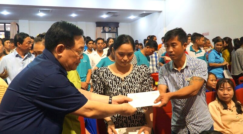 Chủ tịch Quốc hội Vương Đình Huệ trực tiếp trao quà cho gia đình chính sách tại Bạc Liêu. Ảnh: Nhật Hồ