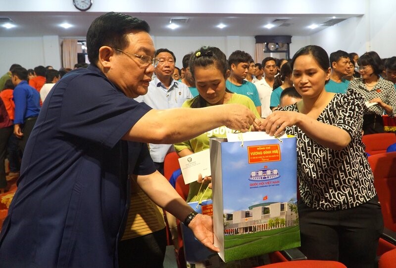 Chủ tịch Quốc hội Vương Đình Huệ trao quà cho công nhân lao động tại tỉnh Bạc Liêu. Ảnh: Nhật Hồ
