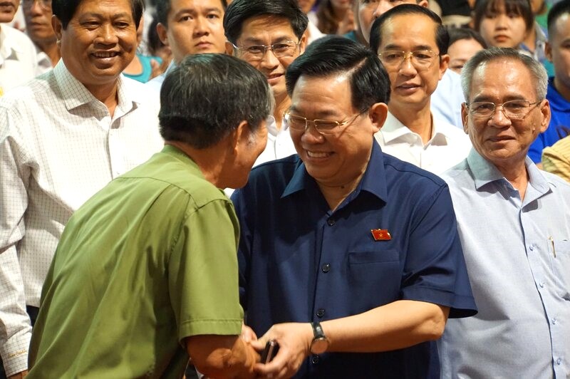 Chủ tịch Quốc hội Vương Đình Huệ thăm hỏi gia đình chính sách tại buổi trao quà Tết tại tỉnh Bạc Liêu. Ảnh: Nhật Hồ