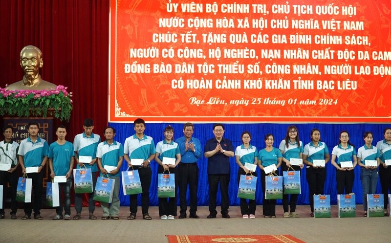 Chủ tịch Quốc hội Vương Đình Huệ cùng Phó Chủ tịch Tổng Liên đoàn Lao động Việt Nam Huỳnh Thanh Xuân trao quà Tết cho công nhân tại tỉnh Bạc Liêu. Ảnh: Nhật Hồ