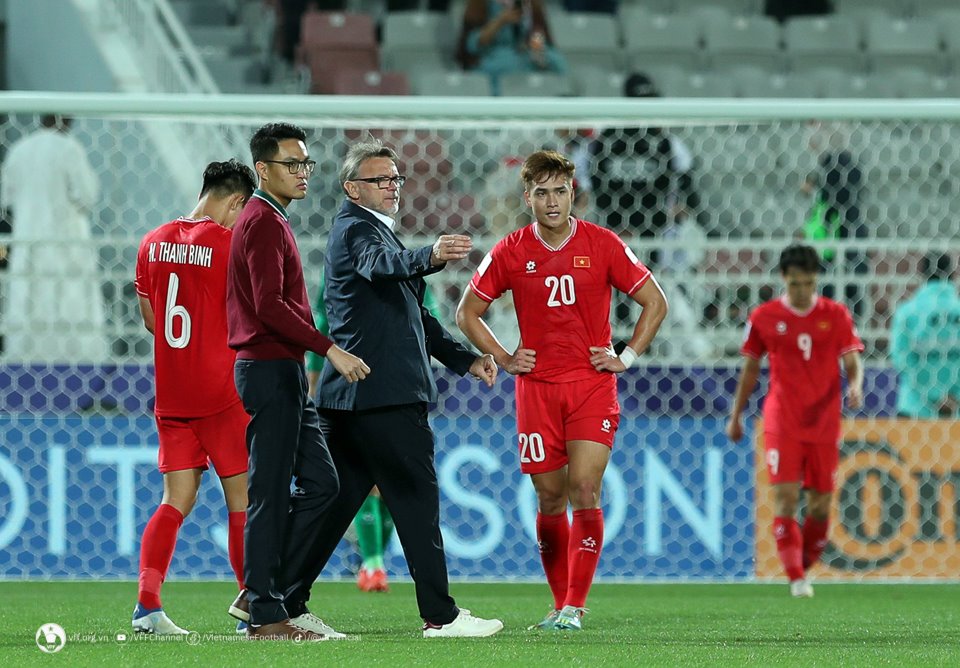 Trận thua 0-1 trước Indonesia khiến nỗi thất vọng của người hâm mộ về ông Troussier lên đến đỉnh điểm. Ảnh: VFF