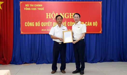 Phó Tổng cục trưởng Mai Sơn (bên phải) trao quyết định cho ông Nguyễn Văn Thành. Ảnh: Tổng cục Thuế. 

