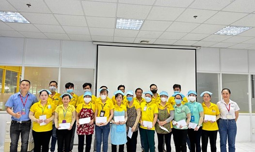 Trao 410 phần quà của UBND tỉnh Đồng Nai cho công nhân lao động Công ty TNHH Hwaseung Vina. Ảnh: Công đoàn Hwaseung Vina