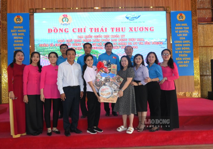 Phó Chủ tịch Tổng LĐLĐ Việt Nam Thái Thu Xương thăm và chúc tết CĐCS Công ty TNHH Du lịch dịch vụ thương mại Cồn Phụng. Ảnh: Thành Nhân