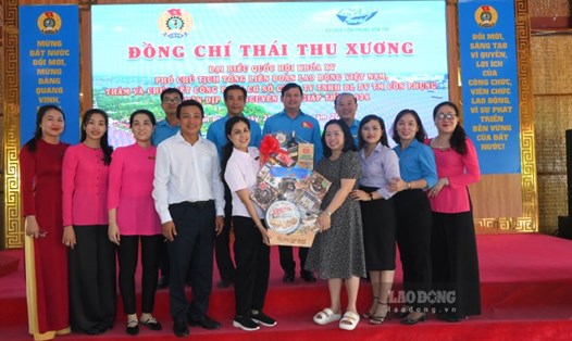 Phó Chủ tịch Tổng LĐLĐ Việt Nam Thái Thu Xương thăm và chúc tết CĐCS Công ty TNHH Du lịch dịch vụ thương mại Cồn Phụng. Ảnh: Thành Nhân