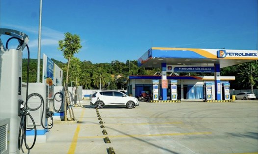 Hiện nay, phần lớn trạm sạc xe điện ở Việt Nam là do VinFast xây dựng, với mật độ lớn nhằm phục vụ cho khách hàng của mình. Ảnh: ANH VŨ