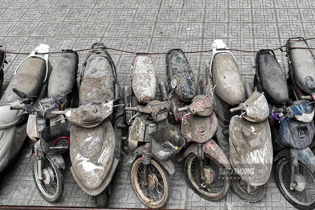 Ngày 25.1, trao đổi với PV Lao Động, một cán bộ phường Hoàng Liệt (quận Hoàng Mai thông tin, hiện có hơn 160 chiếc xe máy ở dưới sân chung cư HH Linh Đàm đã bị người dân bỏ lại cách đây vài năm.