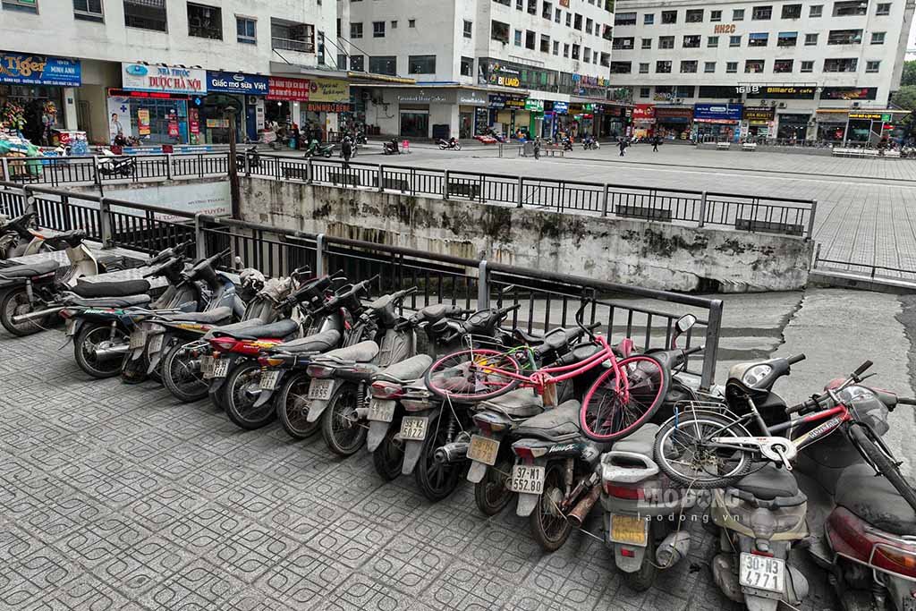 “Trường hợp chủ xe không nhận, bên Chi nhánh dịch vụ nhà ở Linh Đàm sẽ đưa ra bãi gửi xe để gửi”, cán bộ phường Hoàng Liệt thông tin thêm.