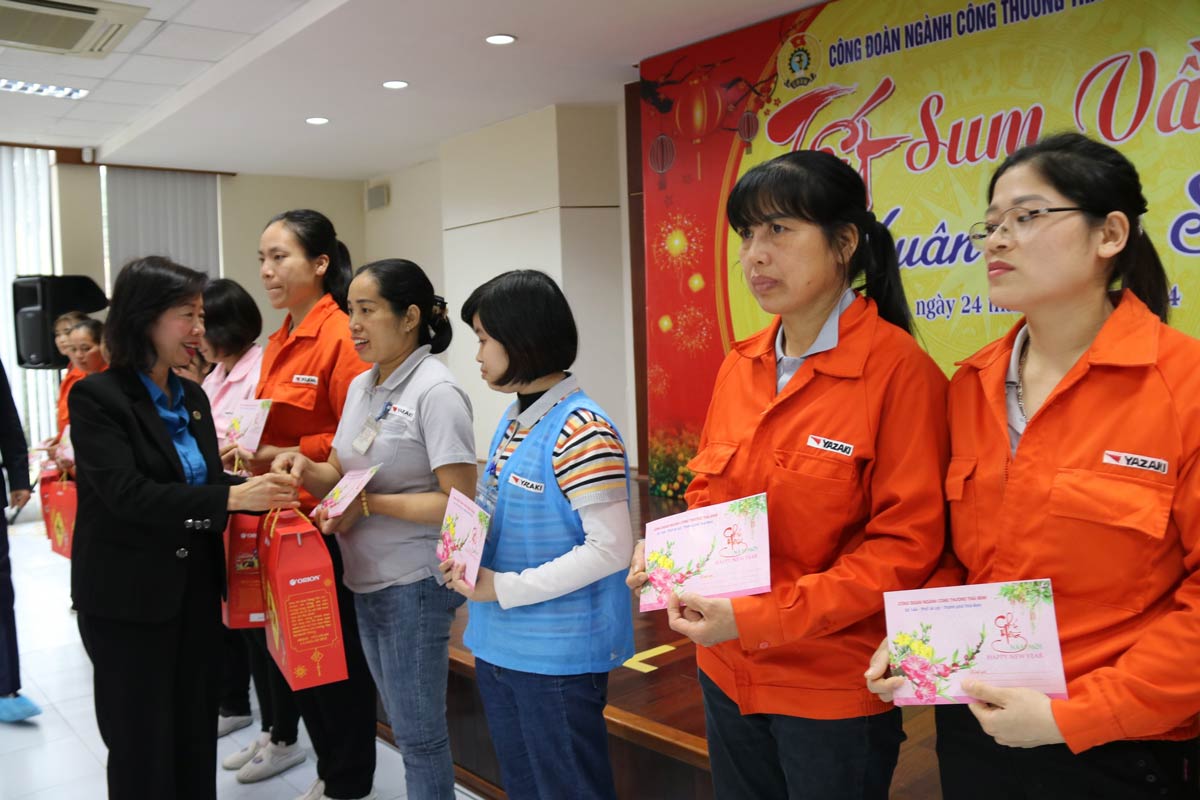 Chủ tịch Công đoàn ngành Công thương tỉnh Thái Bình trao quà cho đoàn viên, người lao động. Ảnh: Bá Mạnh