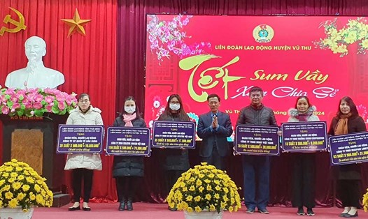 Liên đoàn lao động huyện Vũ Thư (tỉnh Thái Bình) tổ chức "Tết sum vầy - Xuân chia sẻ". Ảnh: Bá Mạnh