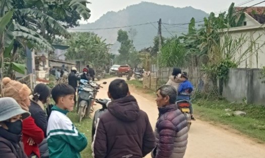 Người dân hiếu kỳ đến theo dõi vụ việc tại huyện Yên Thành, tỉnh Nghệ An.  Ảnh: Hải Đăng 