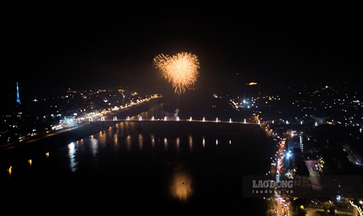 Hình ảnh bắn pháo hoa tại cầu Hoà Bình dịp Tết Nguyên đán năm 2023. Ảnh: Trần Trọng