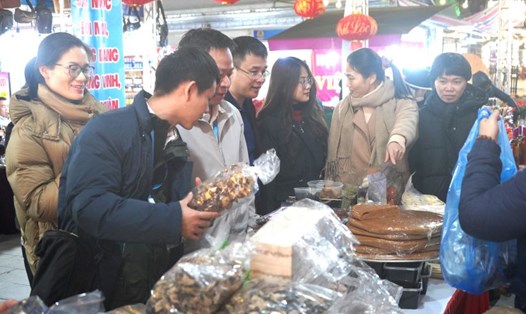 Người lao động tham quan, mua sắm tại chợ Tết Công đoàn Hải Phòng 2024. Ảnh: Mai Dung