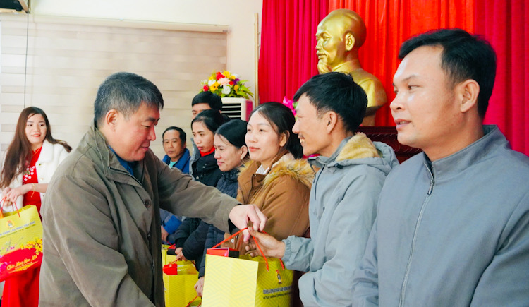 Ông Vũ Hồng Quang - Phó Trưởng ban Chính sách pháp luật, Tổng LĐLĐ Việt Nam trao quà cho người lao động. Ảnh: Lê Phi Long