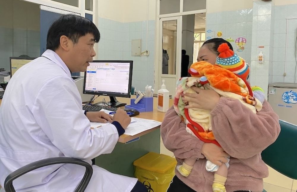 Phụ huynh đưa trẻ đến Bệnh viện Nhi Thanh Hóa thăm khám trong những ngày rét đậm. Ảnh: Tô Hà