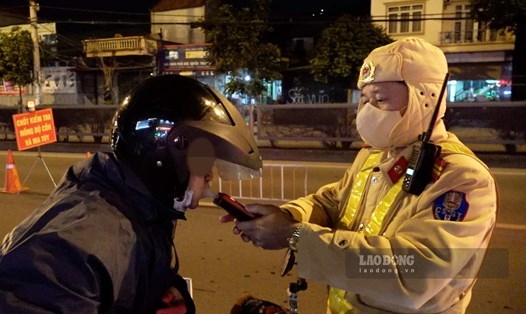 Lực lượng cảnh sát giao thông Quảng Ninh kiểm tra nồng độ cồn ngày rét đậm. Ảnh: Đoàn Hưng