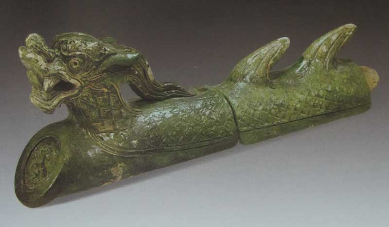 Ngói ống tạo hình rồng, men lục, thời Lê sơ, thế kỷ XV, Khu di tích Hoàng Thành Thăng Long. Ảnh: Trần Đức Anh Sơn