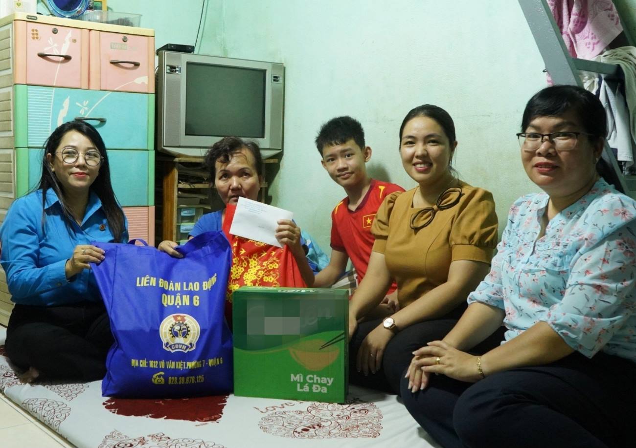 LĐLĐ Quận 6 thăm hỏi, tặng quà cho công nhân ở trọ không có điều kiện về quê đón Tết. Ảnh. Phương Ngân