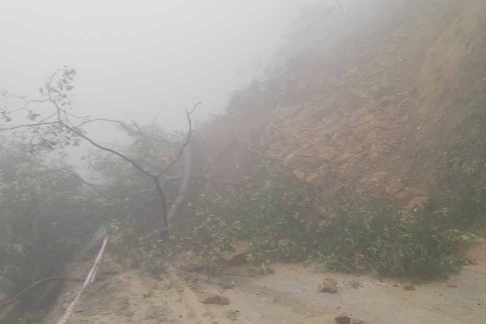 Hiện trường sạt lờ gây ách tắc hoàn toàn Quốc lộ 8A. Ảnh: Biên phòng.