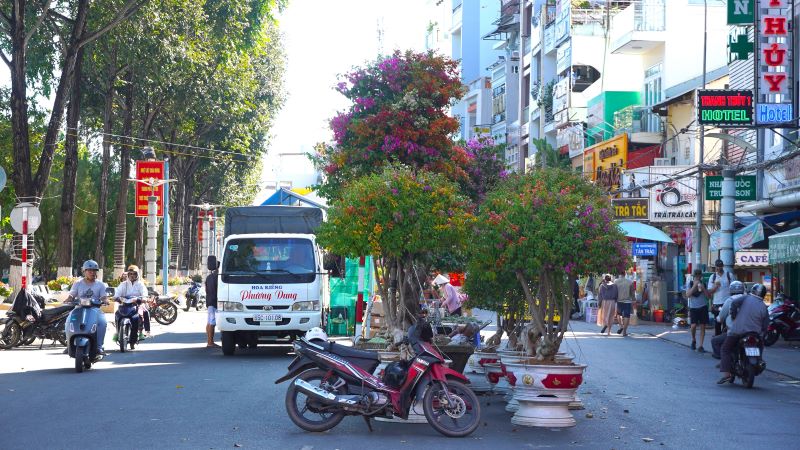 Tại trung tâm TP Cần Thơ, mặc dù đã qua Rằm tháng Chạp (16.12 âm lịch) nhưng không khí náo nhiệt của ngày Tết trên mọi nẻo đường không còn như những năm trước.