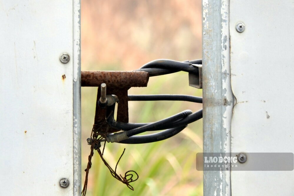 Cánh cổng chính vào dự án luôn khóa trái. Ảnh: Tô Công.