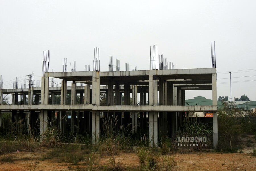 Hơn 1 năm đã trôi qua kể từ khi dự án “chết yểu“, trở lại nơi đây, phóng viên Báo Lao Động ghi nhận, nhiều dãy nhà liền kề với phần khung hoàn thiện, nằm giáp đường Trường Chinh đã trở nên hoang tàn, bêtông đổi màu, sắt thép hoen gỉ từ trên xuống dưới... Ảnh: Tô Công.