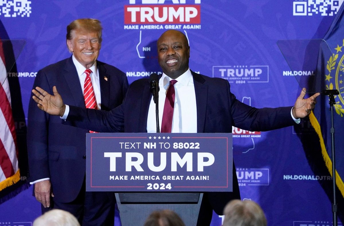 Thượng nghị sĩ Tim Scott và cựu Tổng thống Donald Trump trong một sự kiện tranh cử ở Concord, New Hampshire, ngày 19.1.2024. Ảnh: AFP