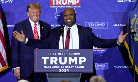 Thượng nghị sĩ Tim Scott và cựu Tổng thống Donald Trump trong một sự kiện tranh cử ở Concord, New Hampshire, ngày 19.1.2024. Ảnh: AFP