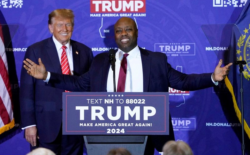 Thượng nghị sĩ Tim Scott và cựu Tổng thống Donald Trump trong một sự kiện tranh cử ở Concord, New Hampshire, ngày 19.1.2024. Ảnh: AFP