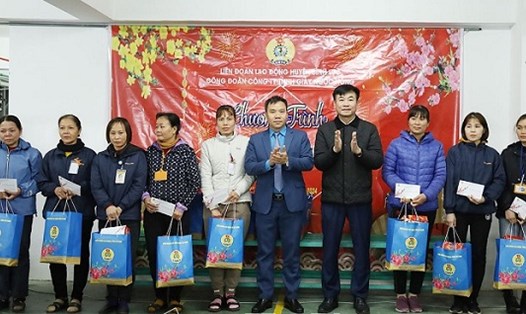 Chủ tịch LĐLĐ Hà Nam - Lê Văn Hà (đứng giữa) trao quà Tết cho công nhân Công ty TNHH Giày Ngọc Hồng. Ảnh: LĐLĐ Hà Nam
