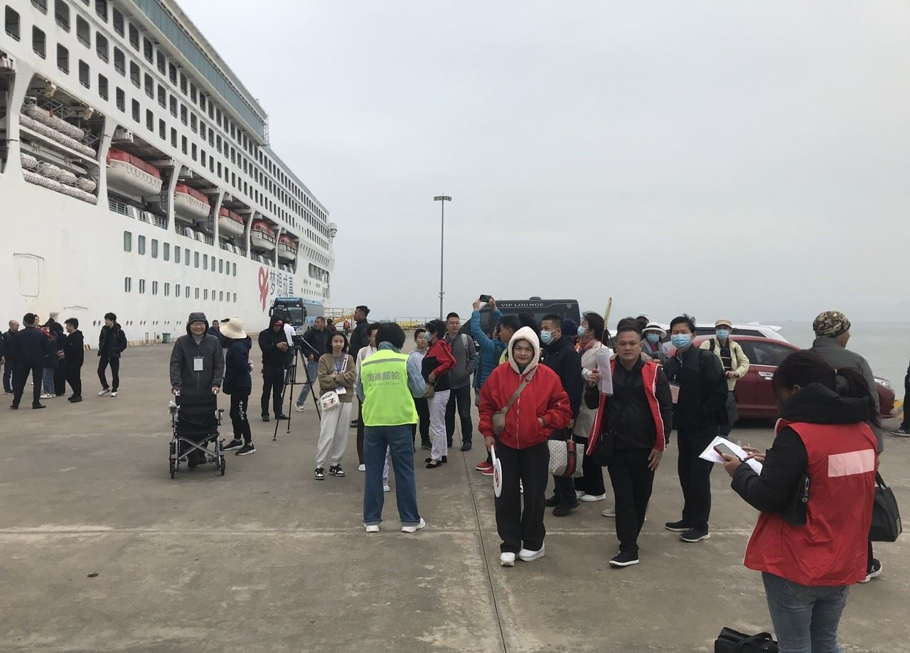 Du khách trên tàu biển Cheng Zhen cập Cảng tàu khách quốc tế Hạ Long sáng 26.1.2024. Ảnh: Nguyễn Hùng