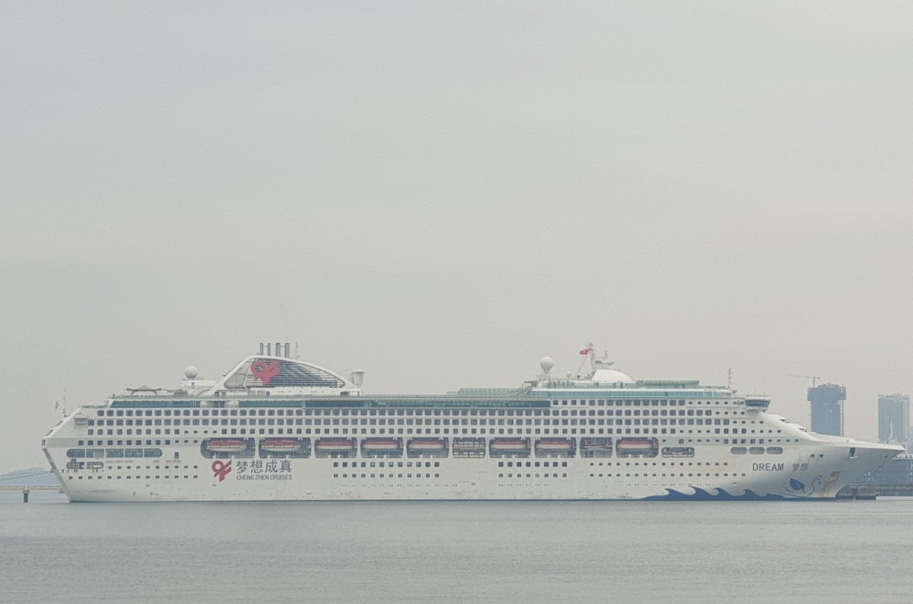 Tàu biển quốc tế Cheng Zhen xuất phát từ Hải Nam, Trung Quốc cập vịnh Hạ Long sáng 26.1.2024. Ảnh: Nguyễn Hùng