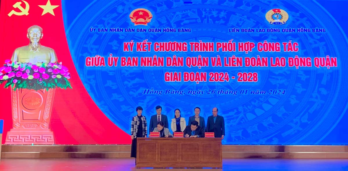 Đại diện UBND và LĐLĐ quận Hồng Bàng ký giao ước thi đua năm 2024 giữa các khối CĐCS. Ảnh: Lương Hà