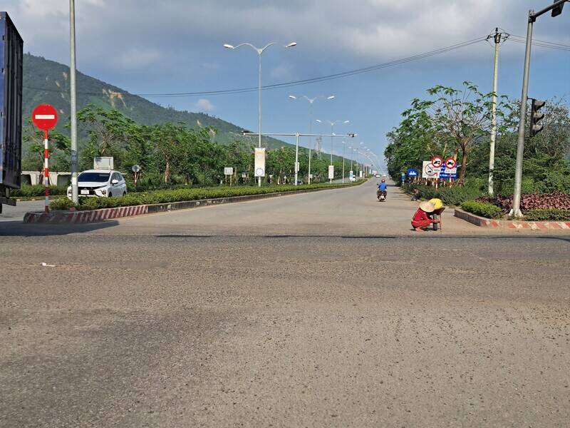 Mặt đường tránh TP Đà Nẵng đoạn giao với đường Hoàng Văn Thái bị bong tróc, xuất hiện đá dăm. Ảnh: Nguyễn Linh