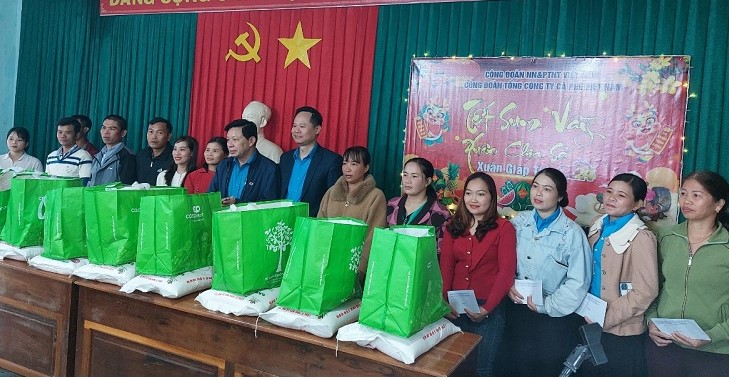 Những suất quà Tết được Công đoàn ngành NNPTNT Việt Nam trao cho đoàn viên, người lao động ở Đắk Lắk. Ảnh: Bảo Trung