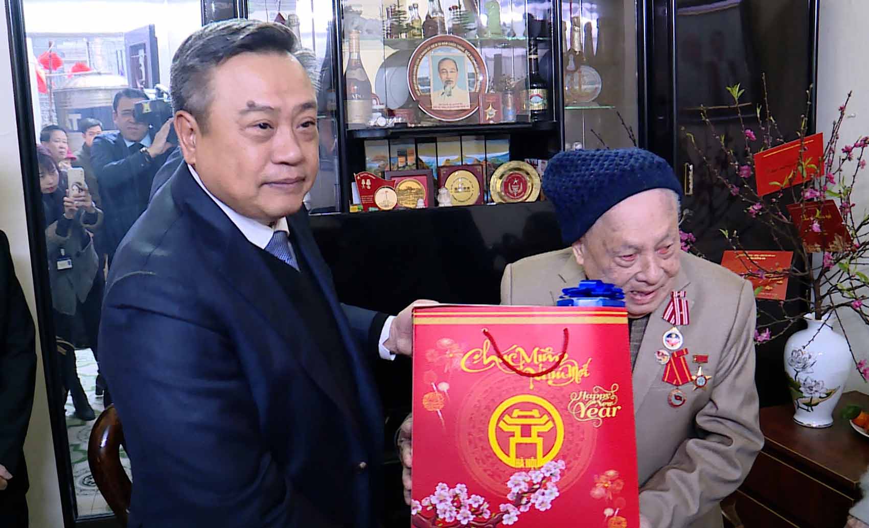 Chủ tịch UBND TP Hà Nội tặng quà Tết cho Đại tá Nguyễn Đức Tư. Ảnh: Phạm Đông
