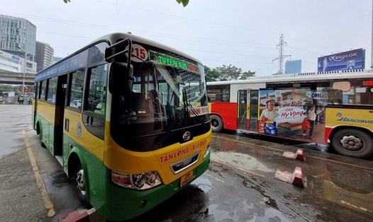 Xe buýt kế cận tuyến Hà Nội - Nam Định chính thức vận hành. Ảnh: Tô Thế