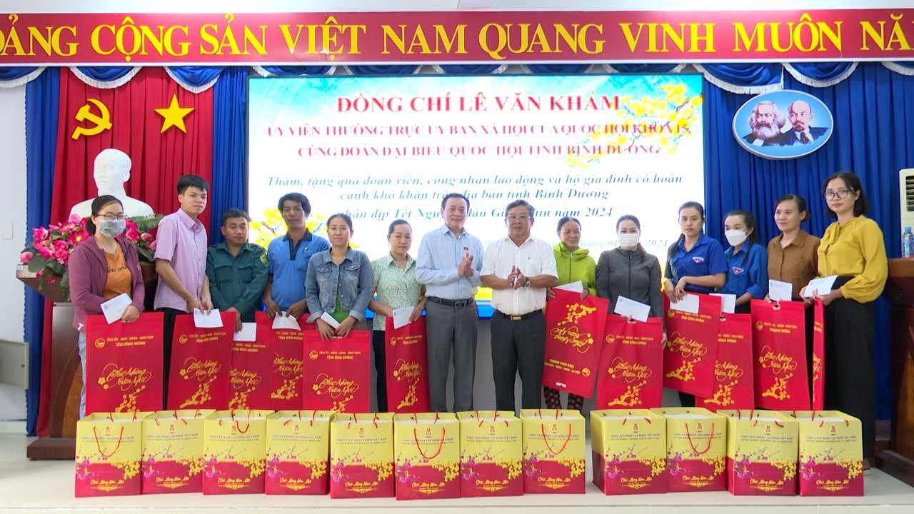 Ông Lê Văn Khảm - Ủy viên Thường trực ủy ban xã hội của Quốc Hội thăm tặng quà công nhân người lao động và người hoàn cảnh khó khăn tại huyện Bàu Bàng.Ảnh: Hoàng Tú