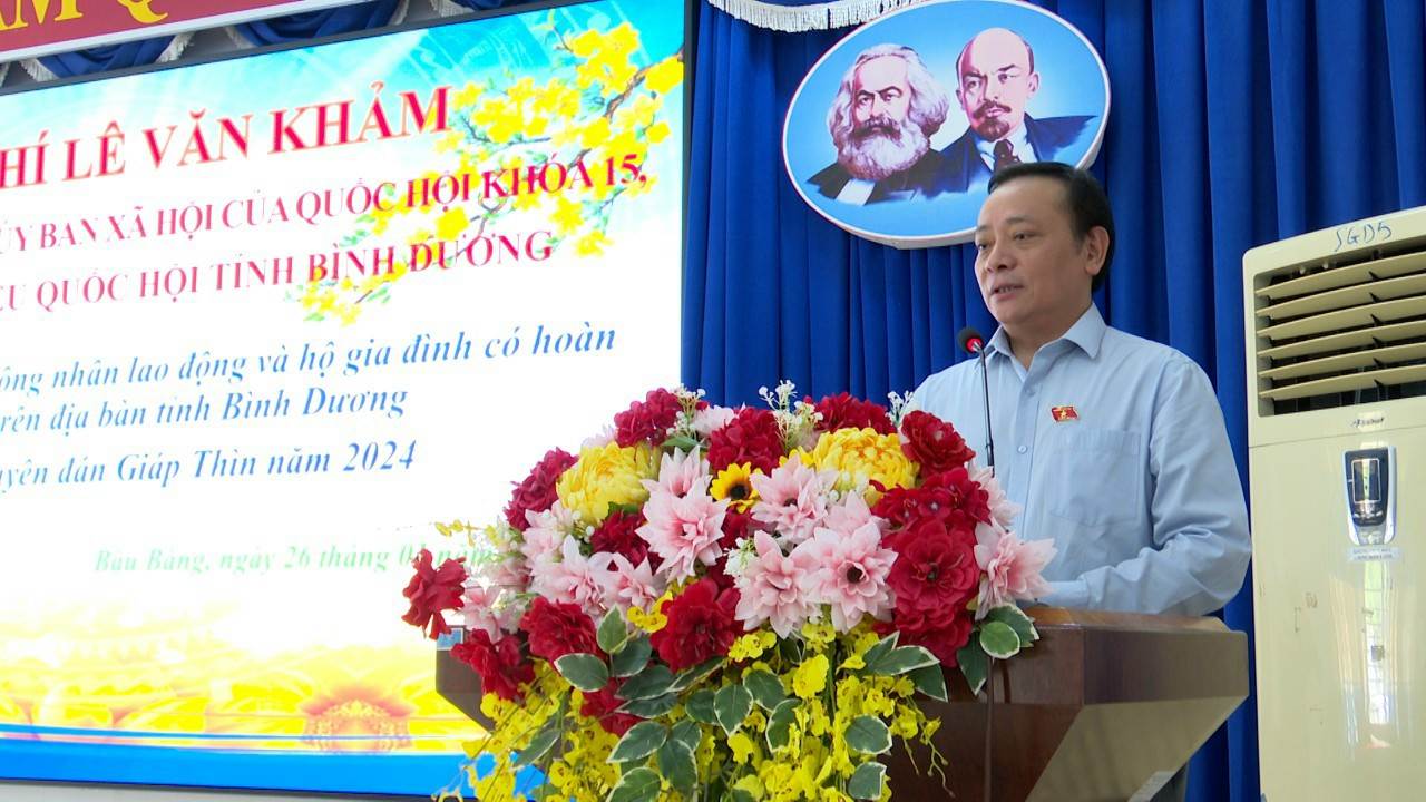 Dịp này ông Lê Văn Khảm cũng trao 60 phần quà cho 3 đơn vị huyện Dầu Tiếng, huyện Bắc Tân Uyên và huyện Phú Giáo.