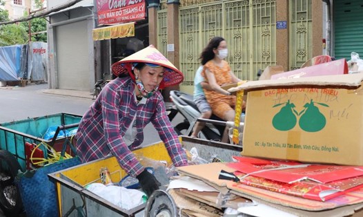 Dù ngày nắng hay mưa, chị Huỳnh Thị Huyền Trâm cũng đều đặn đi thu mua ve chai để kiếm tiền lo cho gia đình. Ảnh: Phương Ngân