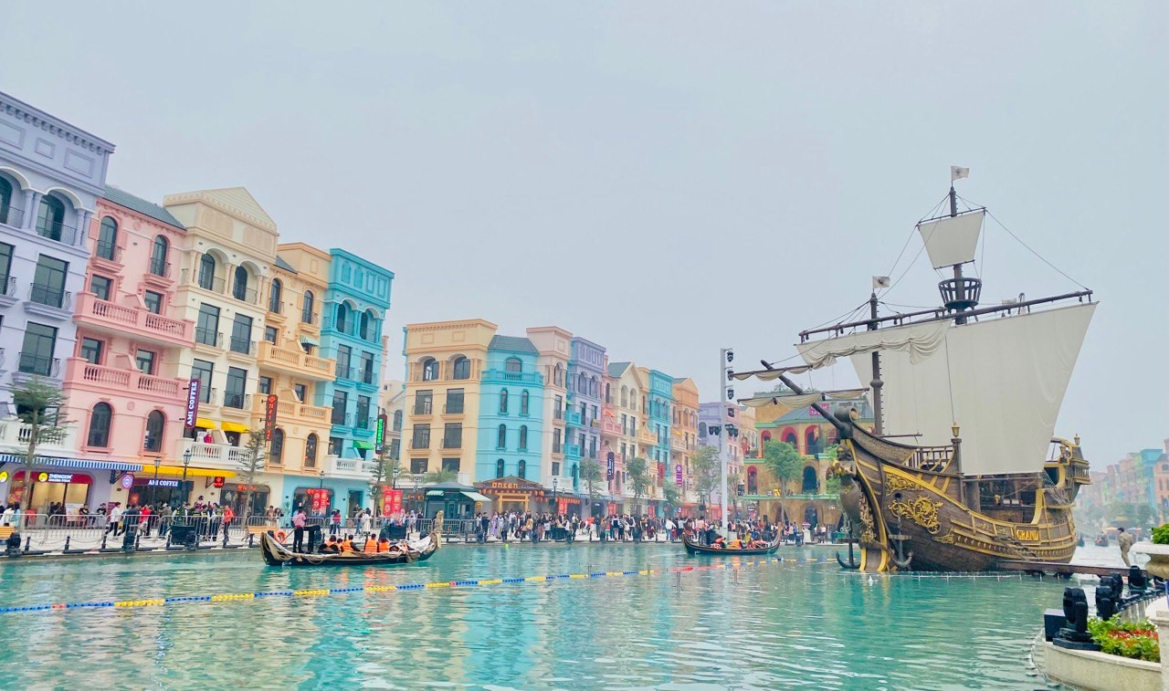 Thuyền cướp biển nằm giữa dòng sông Venice là điểm nhấn được nhiều bạn trẻ hào hứng chụp hình check-in. Tuy nhiên, không nên đứng chụp ở trước thuyền, vị trí đó sẽ không lấy được bao quát cả con thuyền, dòng sông, còn bị đông người. Nên lấy góc máy chụp ở trước mũi thuyền, hoặc 2 bên cạnh mạn thuyền, vị trí lý tưởng là khu vực gần chỗ quán nhậu Tự Do.