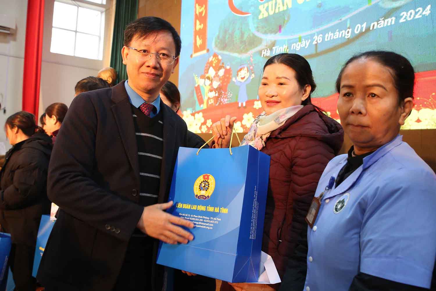 Chủ tịch Công đoàn ngành Y tế Hà Tĩnh Bùi Quốc Hùng trao quà. Ảnh: Trần Tuấn.
