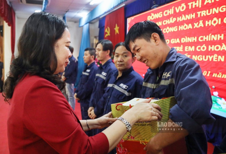 Phó Chủ tịch nước Võ Thị Ánh Xuân trao quà cho công nhân lao động có hoàn cảnh khó khăn. Ảnh: Thành Nhân