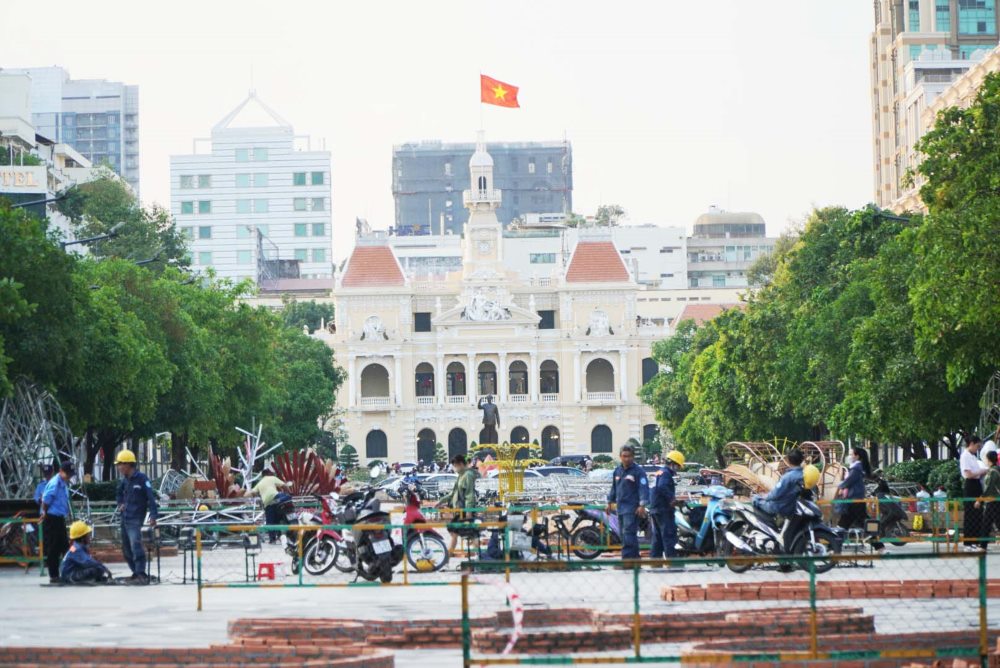 Ghi nhận của Lao Động, ngày 26.1, sau gần 1 tuần thi công, đường hoa Nguyễn Huệ (xây dựng tại phố đi bộ Nguyễn Huệ, Quận 1, TPHCM) đã hoàn thành nhiều hạng mục.