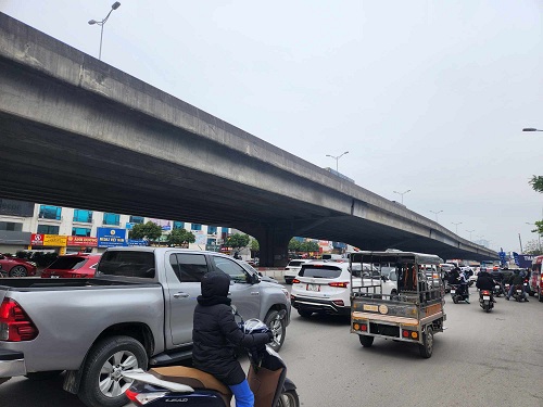 Quây tôn thi công dự án thường xuyên gây ách tắc giao thông trên tuyến đường Nguyễn Xiển. Ảnh:  Minh Hạnh chụp 10 giờ 30 ngày 26.1.