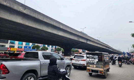 Quây tôn thi công dự án thường xuyên gây ách tắc giao thông trên tuyến đường Nguyễn Xiển. Ảnh:  Minh Hạnh chụp 10 giờ 30 ngày 26.1.